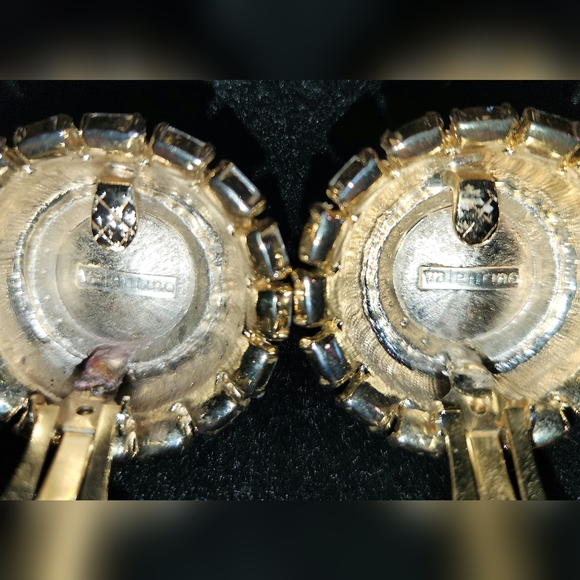 Valentino Garavani 🇨🇮 Italian VTG Black Cabachon Gold Plated Clip-on Earrings - Picture 5 of 10